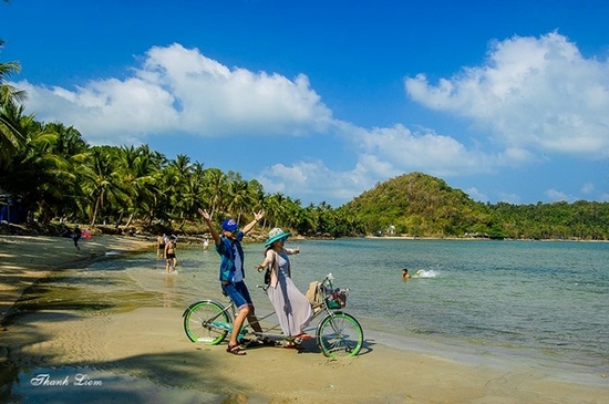 Du Khách có thể đạp xe quanh đảo để hòa mình vào nắng gió biển khơi