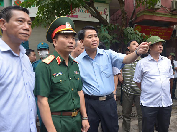 6h30 phút sáng nay, Chủ tịch UBND TP Hà Nội Nguyễn Đức Chung đã đến hiện trường để chỉ đạo công tác cứu hộ