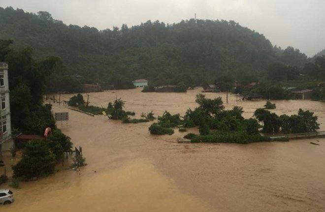 Trung tâm dự báo khí tượng và thủy văn Lào Cai ghi nhận, lượng mưa sáng nay tại Bát Xát lên đến 152mm, thành phố Lào Cai 63mm, Sa Pa 60mm, Bảo Yên 72mm. Sau mưa nhiều tuyến đường ngập trong nước.
