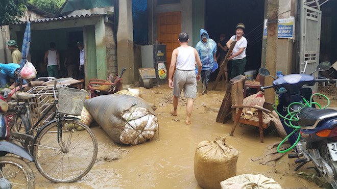 Ông Lưu Minh Hải, Giám đốc Trung tâm khí tượng cho biết, sau trận lụt lịch sử 2008, đến nay người Lào Cai mới chứng kiến hiện tượng mưa lũ lớn như vậy. Trong ảnh: Nước lũ kéo theo bùn đất tràn vào nhà dân tại xã Đồng Tuyển (TP.Lào Cai).