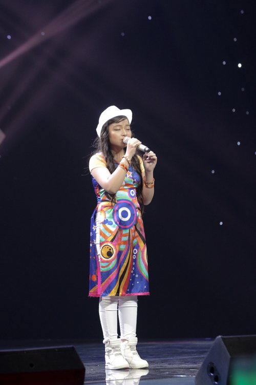 Cô bé Huỳnh Thị Hoài Thương đã thả hồn mình vào ca khúc Tôi ru em ngủ của cố nhạc sĩ Trịnh Công Sơn.