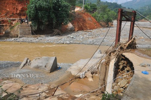 Cây cầu treo nối liền xã Phìn Ngan và thôn Sùng Hoảng bị nước lũ cuốn trôi, hiện tại các cơ quan chức năng và chính quyền địa phương đang khắc phục, sửa chữa.