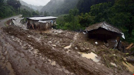 Nhà tại những khu vực vùng sâu ở Veracruz bị sạt lở đất cuốn trôi. Ảnh: BBC