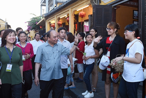 Thủ tướng thăm Phố cổ Hội An ngày 8/8/2016. Ảnh: VGP/Quang Hiếu
