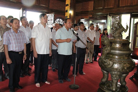 Dâng hương tưởng niệm Chủ tịch Hồ Chí Minh tại ATK Định Hóa