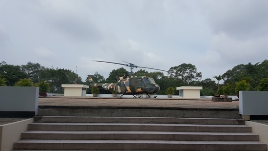 Hiện trên nóc của Dinh Độc Lập vẫn để trưng bày một chiếc máy bay trực thăng. Hầu như ai đến đây cũng chụp lại bức ảnh này.