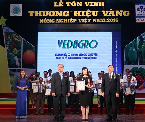 Thứ trưởng Bộ NNPTNT Hoàng Văn Thắng ( bên trái ) trao giải Vedagro cho Đại diện Vedan 