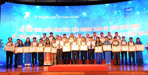 Ông Chu Văn Bình, Chủ tịch công đoàn Bộ TT&TT  và ông Tô Mạnh Cường, Phó tổng Giám đốc VNPT trao bằng khen cho các gương mặt điển hình