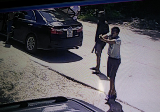 Một đối tượng cầm súng bắn người nhà gia đình ông Đỉnh bị camera ghi lại - Ảnh: Tuấn Minh 