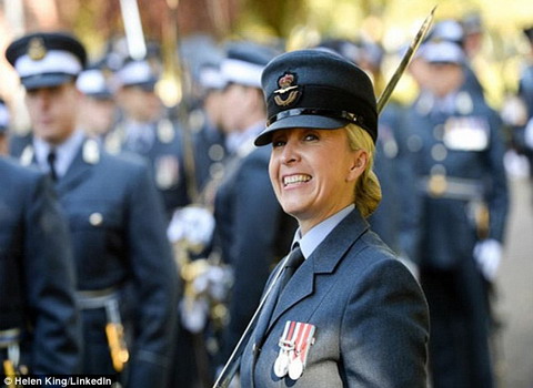 Nữ sĩ quan Anh lộ ảnh ngực trần trước hàng nghìn người vẫn được thăng chức