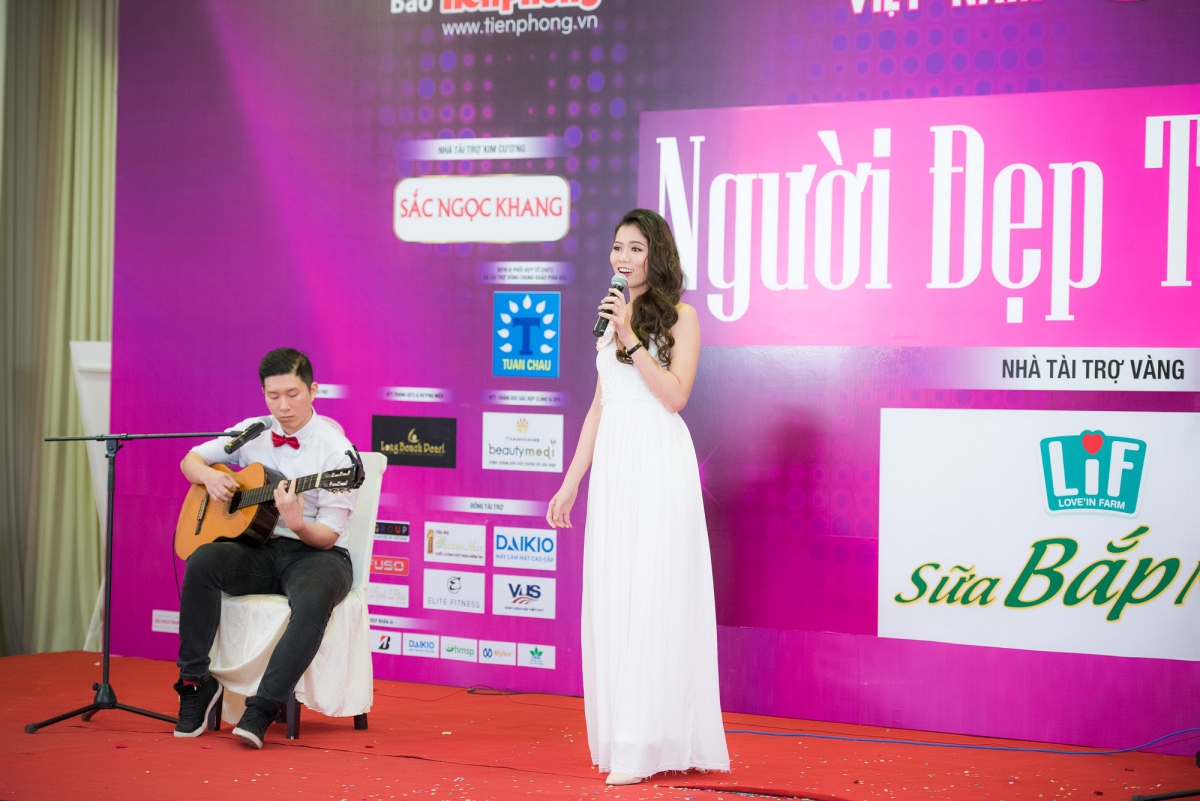 Trần Thị Phương Thảo (SBD 299) mặc đồ thanh lịch hát “Hello Việt Nam”. Cô giới thiệu mở đầu bằng tiếng Anh rằng bản thân hát không hay nhưng hay hát và cô tự hào là thí sinh của cuộc thi Hoa hậu Việt Nam 2016