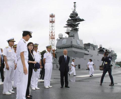 Nữ Bộ trưởng Quốc phòng Nhật Bản trên tàu sân bay USS Ronald Regan của Mỹ