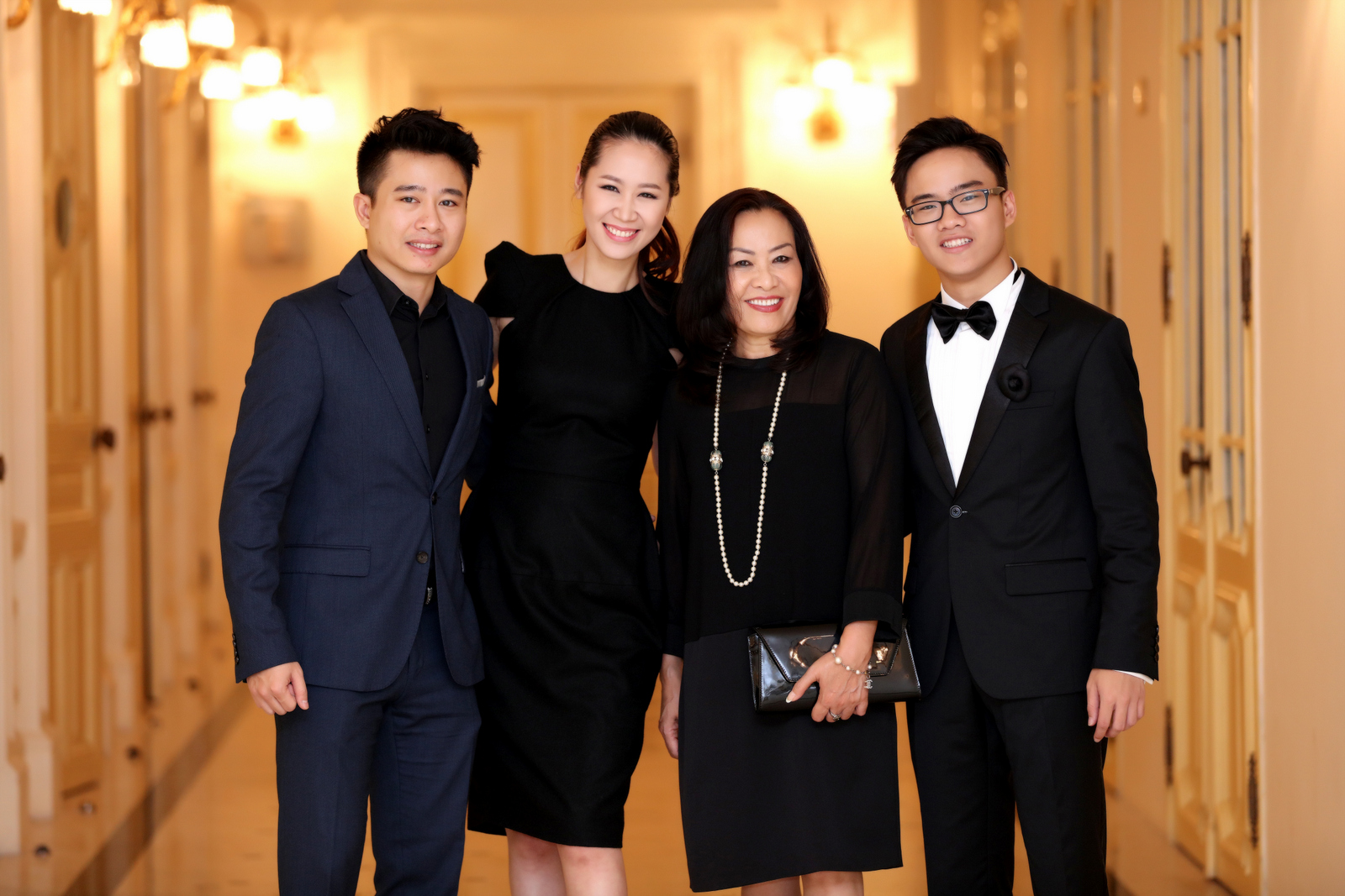 Vợ chồng Dương Thùy Linh và em trai Nguyễn Việt Trung