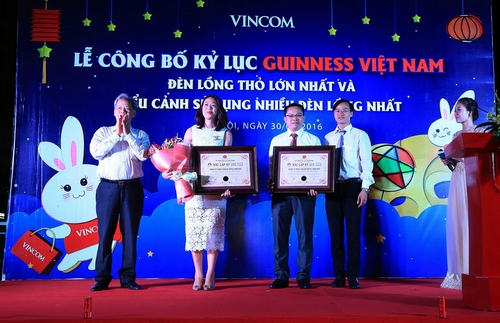 Đại diện Tổ chức Kỷ lục Guinness Việt Nam trao chứng nhận 2 kỷ lục: Đèn lồng Thỏ Vọng Nguyệt lớn nhất và Tiểu cảnh trang trí sử dụng nhiều đèn lồng nhất.