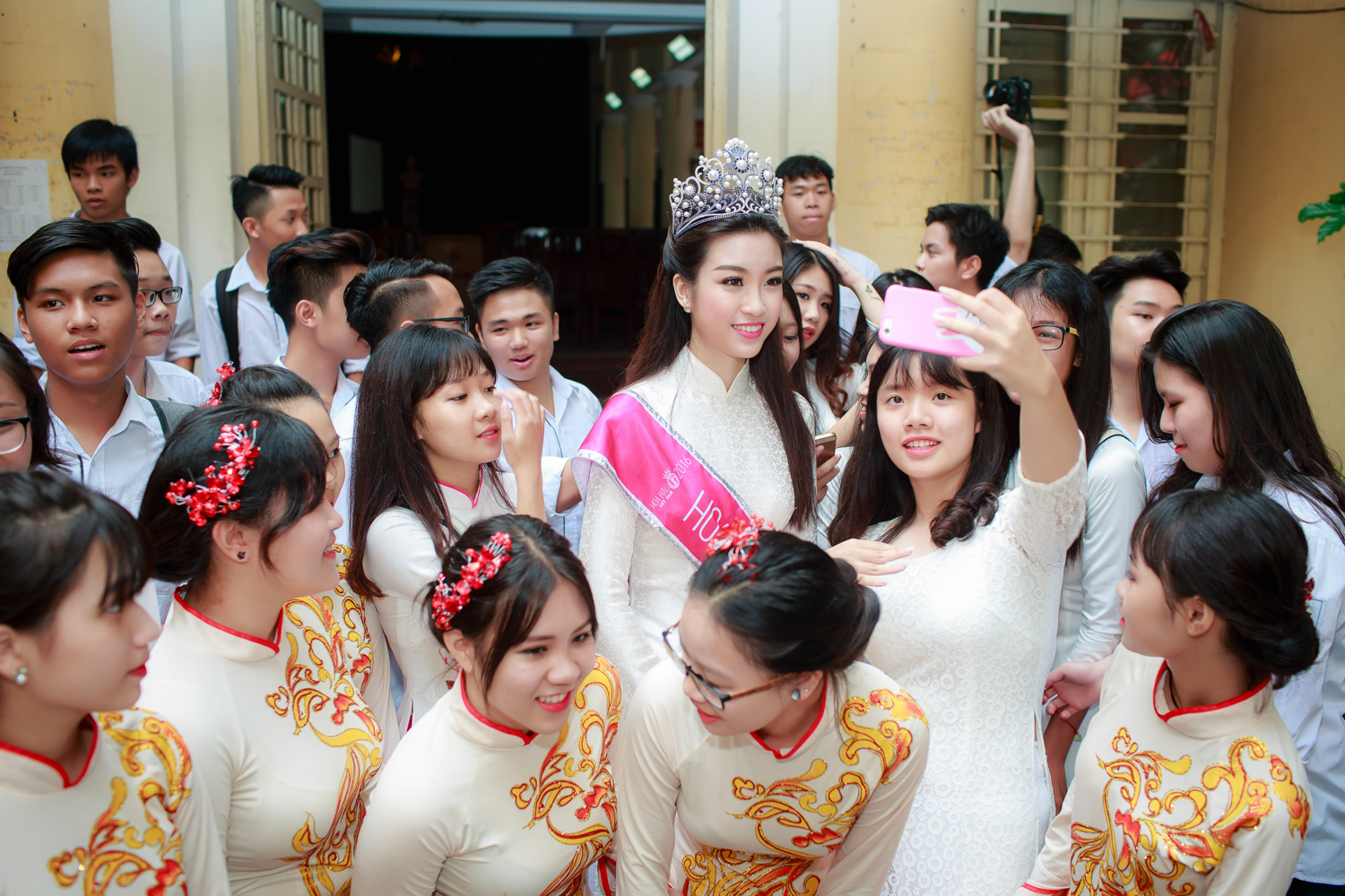  Sáng nay xuất hiện tại trường THPT Việt Đức, Hoa hậu Mỹ Linh diện áo dài trắng muốt như nữ sinh. Cô cũng trang điểm nhẹ nhàng nhưng vẫn vô cùng xinh đẹp. Ngay từ khi xuất hiện cô đã nhận được sự chào đón nồng nhiệt của các thầy cô giáo và các em học sinh.