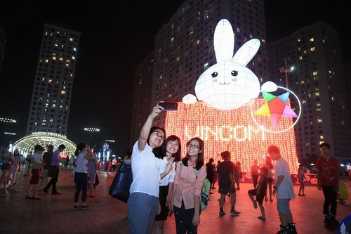 Thỏ khổng lồ tại Vincom Mega Mall Times City (Hà Nội) với hai kỷ lục Guinness Việt Nam: Đèn lồng Thỏ Vọng Nguyệt lớn nhất và Tiểu cảnh trang trí sử dụng nhiều lồng đèn nhất!