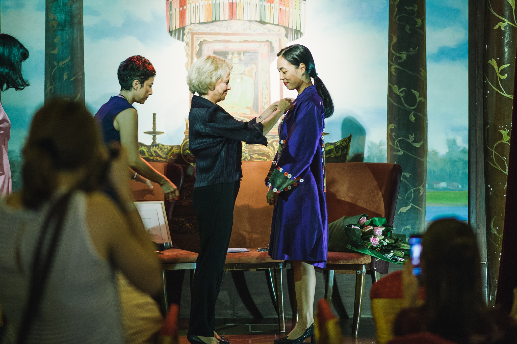 Bà Bredin trao huân chương Hiệp sĩ cho đạo diễn Vũ Hoàng Điệp
