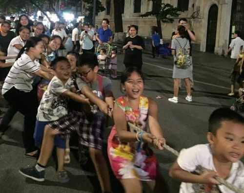 Hà Nội: Du khách tăng mạnh tuần đầu thí điểm phố đi bộ quanh Hồ Gươm