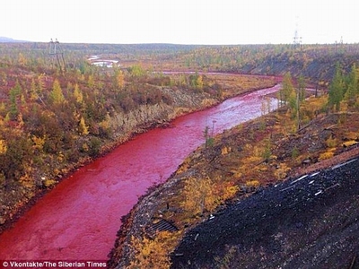 Dòng sông bất ngờ chuyển màu đỏ như máu tại Siberia!