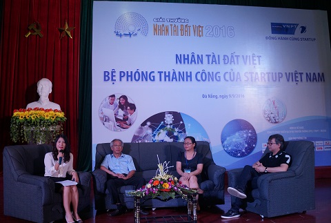 Các khách mời cùng giao lưu với sinh viên Đại học Đà Nẵng.