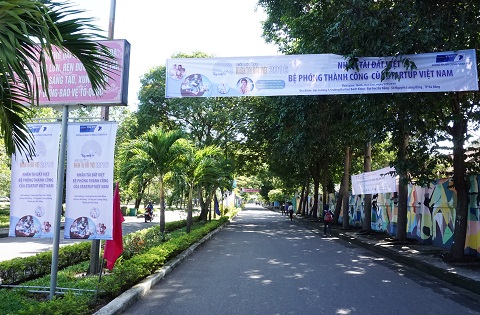 Băng rôn, backdrop giới thiệu về sự kiện giao lưu được treo trên trục đường chính vào giảng đường Đại học Bách Khoa Đà Nẵng.