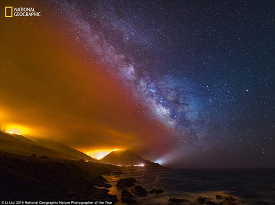 Bầu trời nhiều sắc màu đối lập ở dãy Soberanes Fire, California, Mỹ