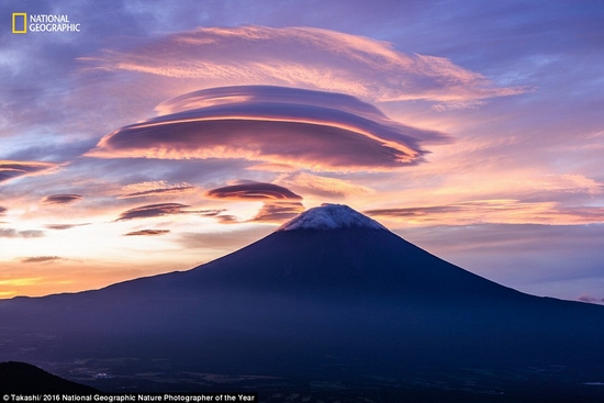 Đám mây hình thù kỳ lạ ở núi Phú Sỹ, Nhật Bản