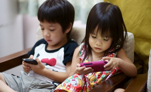 Từ mấy tuổi, trẻ mới nên dùng smartphone?
