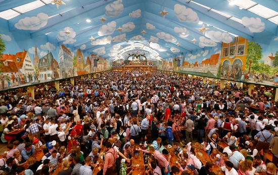 Lều bia lớn nhất có sức chứa tới 10.000 người