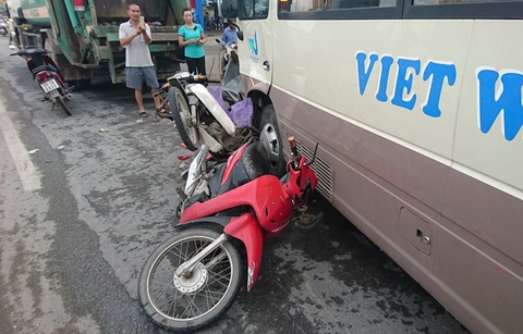 Hà Nội: Xe khách bất ngờ đâm một loạt xe trên phố