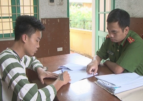 Nguyễn Mạnh Hùng tại cơ quan điều tra. Ảnh: Công an Quảng Ninh