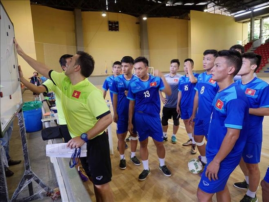 ĐT Futsal Việt Nam tiếp thu đấu pháp của ban huấn luyện