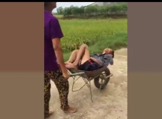 Vợ dùng xe cút kít chở chồng say gây xôn xao Thanh Hóa