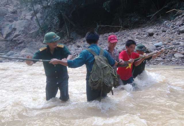 Lực lượng chức năng băng rừng, lội suối tìm kiếm nạn nhân mất tích