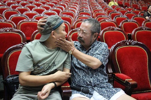 Nghệ sỹ Xuân Hinh và đạo diễn Lê Hùng trong buổi tổng duyệt trước liveshow.