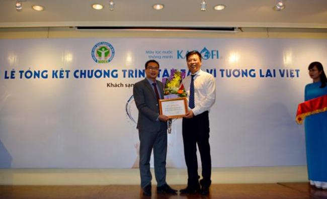 Ông Doãn Ngọc Hải Viện trưởng Viện Sức khỏe nghề nghiệp và Môi trường trao chứng nhận  tài trợ 75 triệu lít nước tinh khiết cho TGĐ công ty CP Karofi Việt Nam