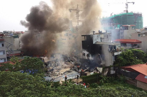 Hà Nội: Lại cháy lớn thiêu rụi tường lán trại công nhân