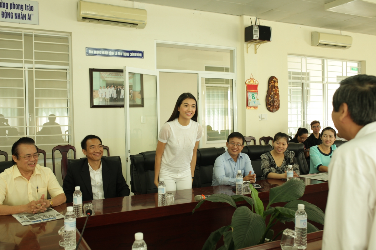 Trong vai trò một nhà hoạt động xã hội, Lệ Hằng có buổi trò chuyện thân mật cùng ban lãnh đạo và tập thể y bác sĩ của bệnh viện nhi Đà Nẵng. 