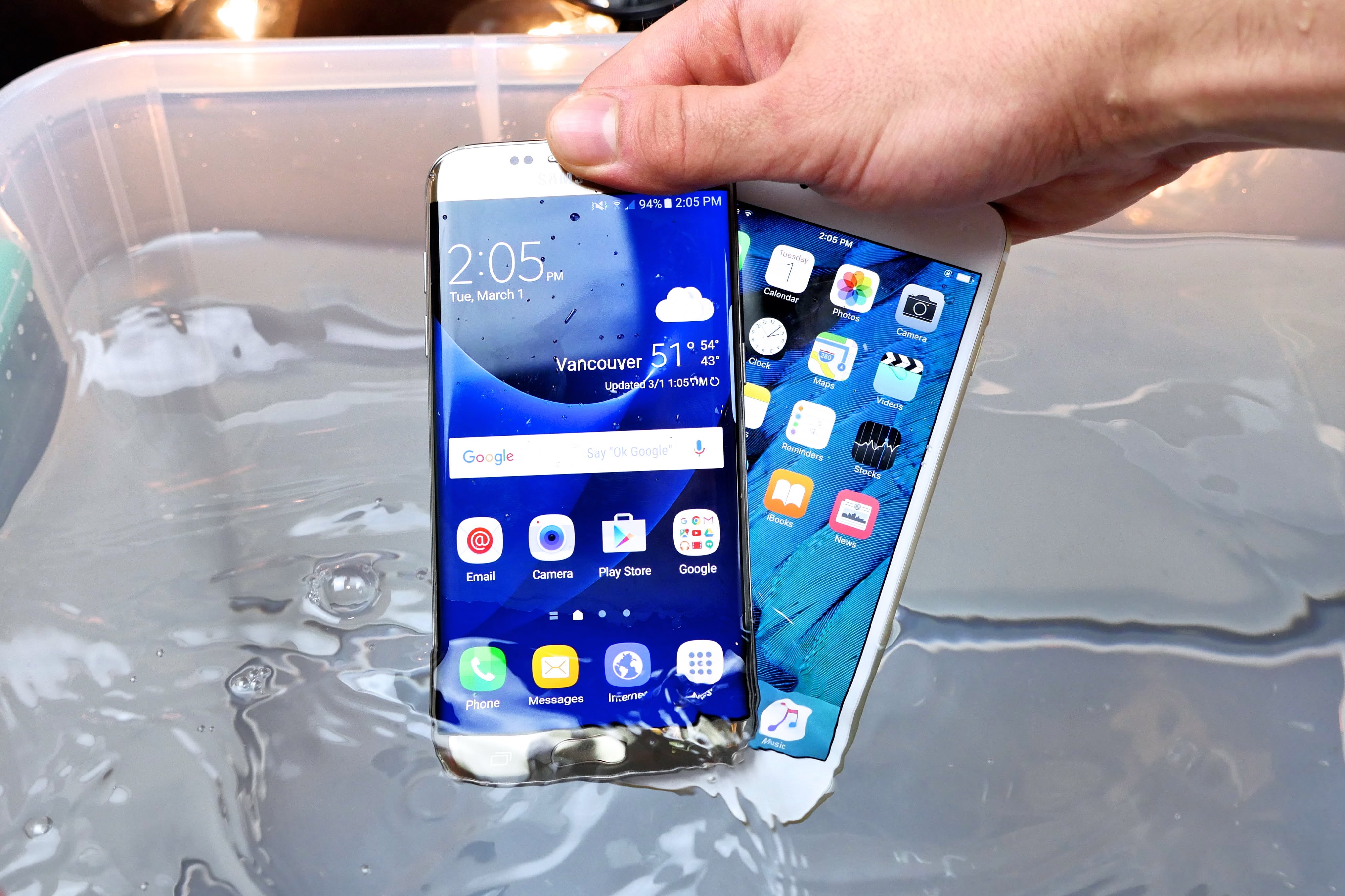 iPhone 7 ngâm nước vẫn hoạt động tốt hơn Galaxy S7