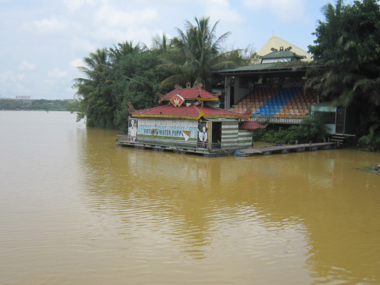 Nước sông Hương đang đục nặng từ nhiều ngày nay