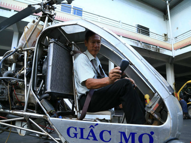 Kỹ sư Hiển trên chiếc trực thăng tự chế 