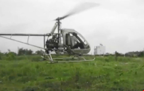 Ông Hiển đang tập bay thử nghiệm với chiếc trực thăng tự chế