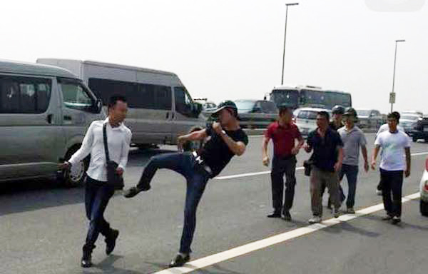 Giám đốc Công an Hà Nội chỉ đạo làm rõ kẻ hành hung phóng viên trên cầu Nhật Tân