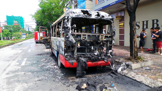 Hà Nội: Xe buýt bốc cháy dữ dội, hành khách hoảng loạn tháo chạy