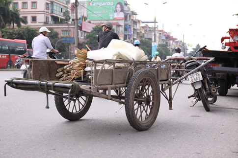 Một chiếc xe cà tàng bị bắt giữ ở đường Giải Phóng 