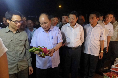 Thủ tướng Nguyễn Xuân Phúc bất ngờ thăm chợ Long Biên lúc rạng sáng