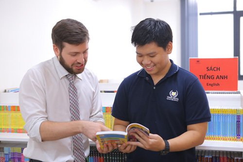 Phạm Long Vũ (phải), học sinh lớp 12 trường Vinschool mới đây vừa đạt 8.0 IELTS.