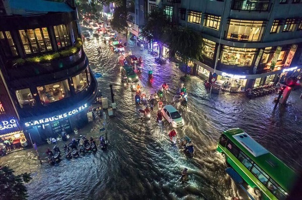 Hàng trăm ô tô tại TP. Hồ Chí Minh hư hỏng nặng do ngập lụt