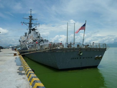 Tàu khu trục mang tên lửa dẫn đường của Mỹ đến Việt Nam