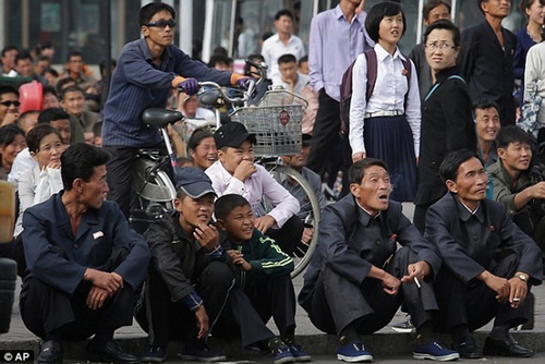 Người dân Bình Nhưỡng theo dõi một bộ phim trên màn hình lớn ở ga trong khi chờ xe buýt tới.